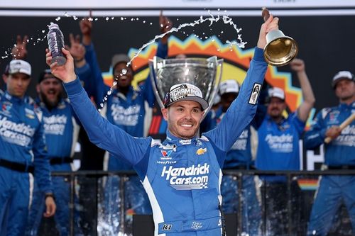 NASCAR Cup: Larson brilha na última relargada e conquista bicampeonato