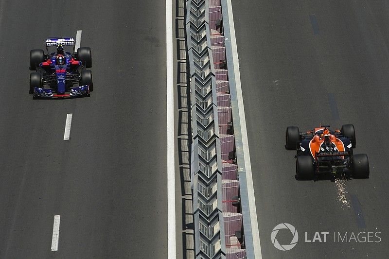 Carlos Sainz Jr., Scuderia Toro Rosso STR12, Fernando Alonso, McLaren MCL32