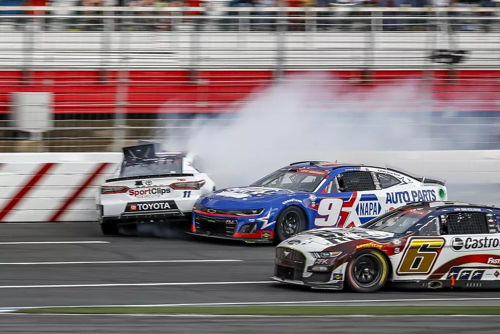 Denny Hamlin, Joe Gibbs Racing, Sport Clips Haircuts Toyota Camry crash wreck