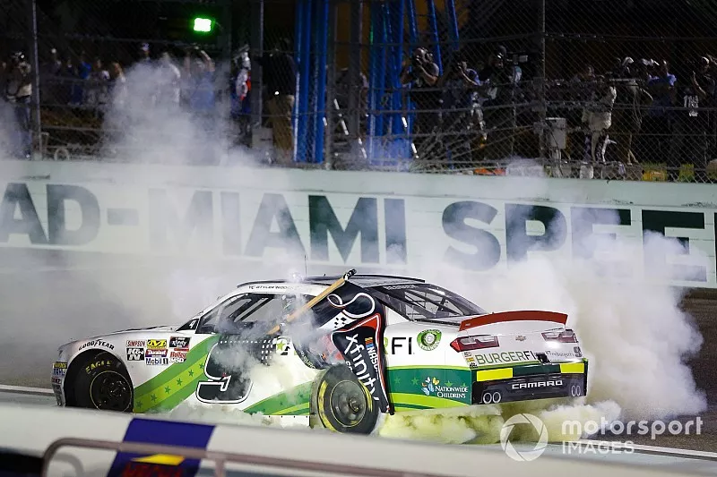 Tyler Reddick, JR Motorsports, Chevrolet Camaro BurgerFi celebrates