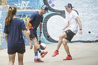 V&iacute;deo y galer&iacute;a: el duelo de Verstappen y Ricciardo en f&uacute;tbol