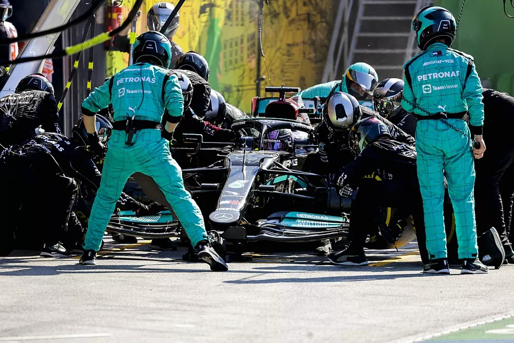 Lewis Hamilton, Mercedes W12, fait un arrêt