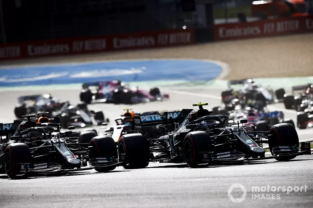 Valtteri Bottas, Mercedes F1 W11 and Lewis Hamilton, Mercedes F1 W11 battle at the start of the race