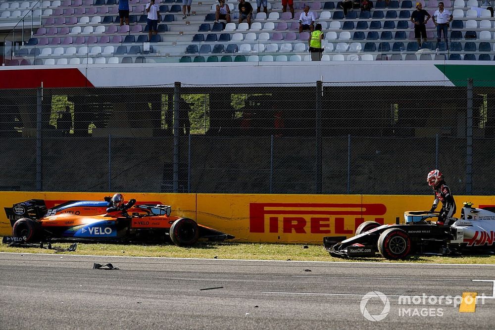 Carlos Sainz Jr., McLaren MCL35 y Kevin Magnussen, Haas VF-20, despu&eacute;s de chocar