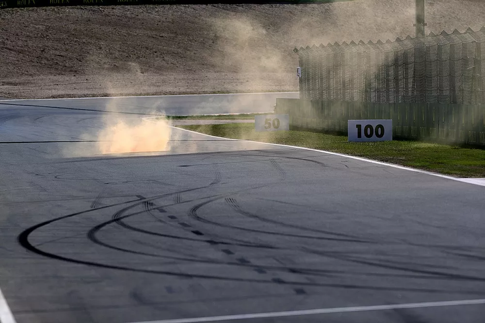 Un fumig&egrave;ne sur la piste
