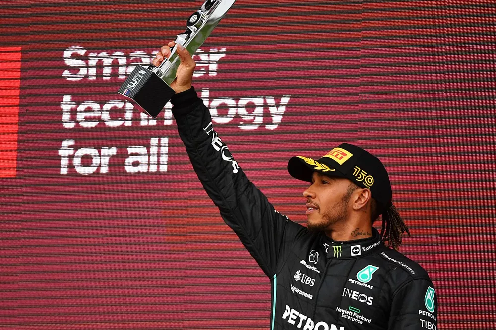 Lewis Hamilton, Mercedes, 3&ordf; posici&oacute;n, levanta su trofeo