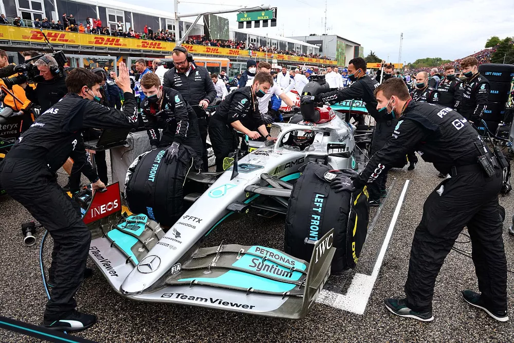 George Russell, Mercedes W13 con mec&aacute;nicos