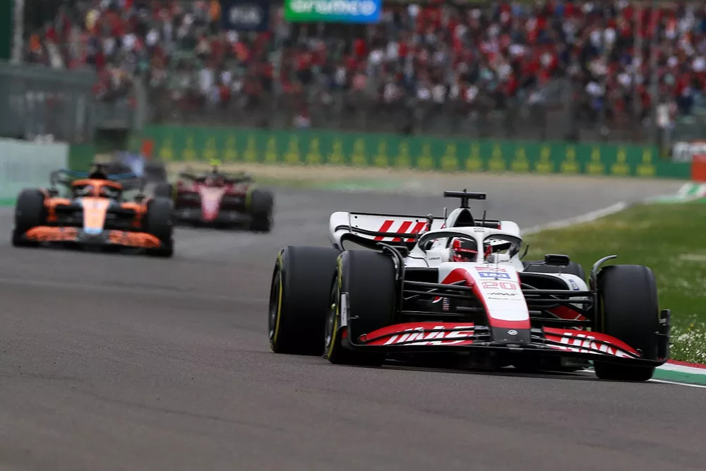 Kevin Magnussen, Haas VF-22, Daniel Ricciardo, McLaren MCL36