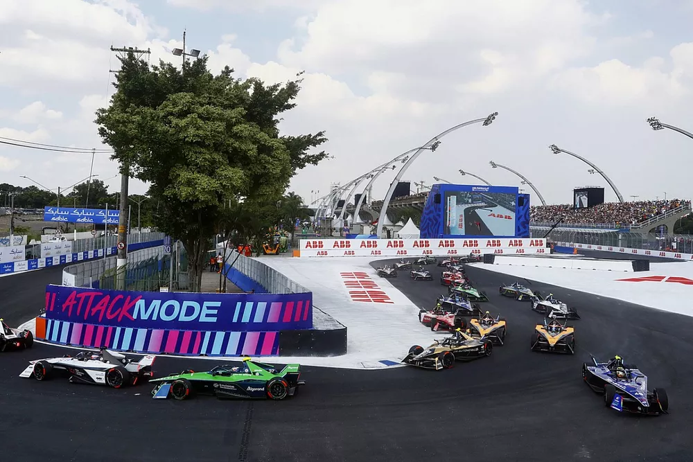 Antonio Felix da Costa, Porsche, Porsche 99X Electric Gen3, Mitch Evans, Jaguar Racing , Jaguar I-TYPE 6, Nick Cassidy, Envision Racing, Jaguar I-TYPE 6, the remainder of the field on the opening lap