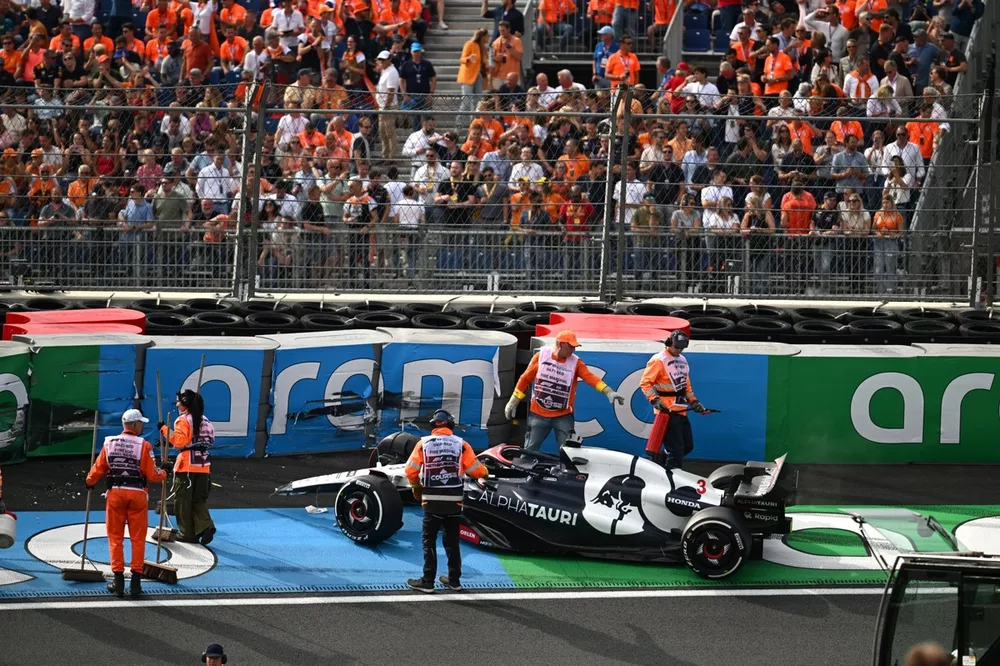 Les commissaires interviennent apr&egrave;s l'accident de Daniel Ricciardo, AlphaTauri AT04