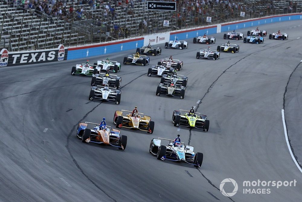 Takuma Sato, Rahal Letterman Lanigan Racing Honda leads at the start