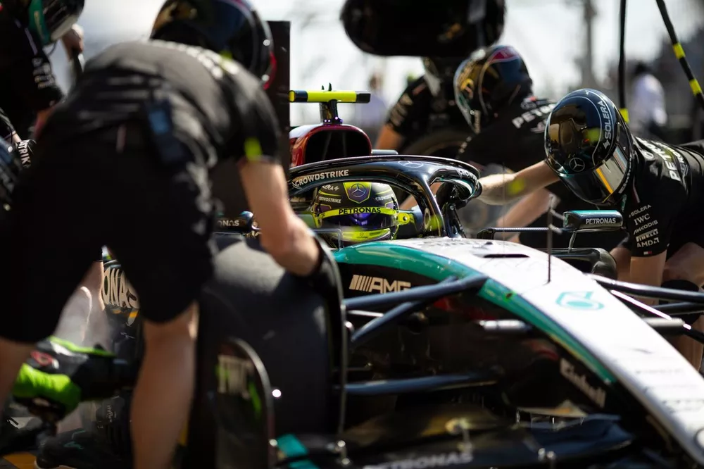 Mechanics practice a pitstop with Lewis Hamilton, Mercedes F1 W15