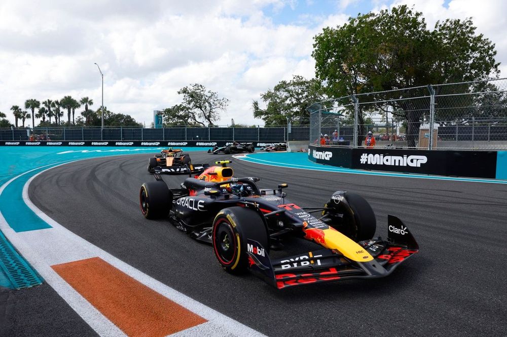 Sergio Perez, Red Bull Racing RB20, Lando Norris, McLaren MCL38