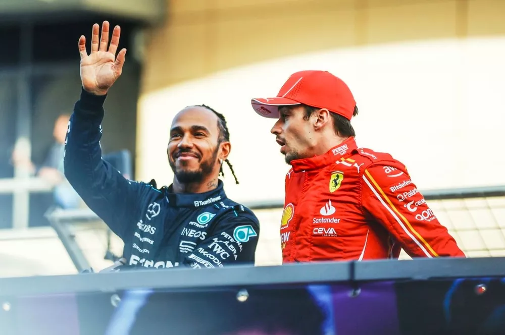 Lewis Hamilton (Mercedes) et Charles Leclerc (Ferrari) lors de la parade des pilotes &agrave; Bahre&iuml;n
