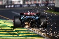 メルセデスF1、オーストラリアGPでは“残酷な”ダブルDNF。チーム代表はペース不足の追い打ちに「自分のことを殴りたい」と悲観