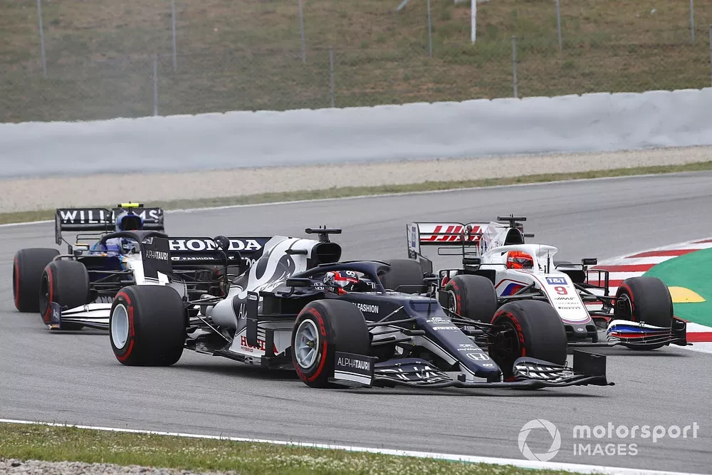Yuki Tsunoda, AlphaTauri AT02, leads Nikita Mazepin, Haas VF-21, and Nicholas Latifi, Williams FW43B