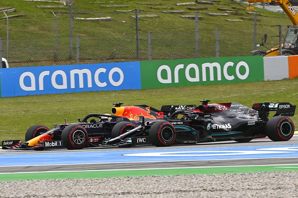 Max Verstappen, Red Bull Racing RB16B, Lewis Hamilton, Mercedes W12 al inicio de la carrera
