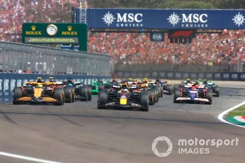 Max Verstappen, Red Bull Racing RB20, Lando Norris, McLaren MCL38, Carlos Sainz, Ferrari SF-24, Charles Leclerc, Ferrari SF-24, Yuki Tsunoda, RB F1 Team VCARB 01, the rest of the field at the start