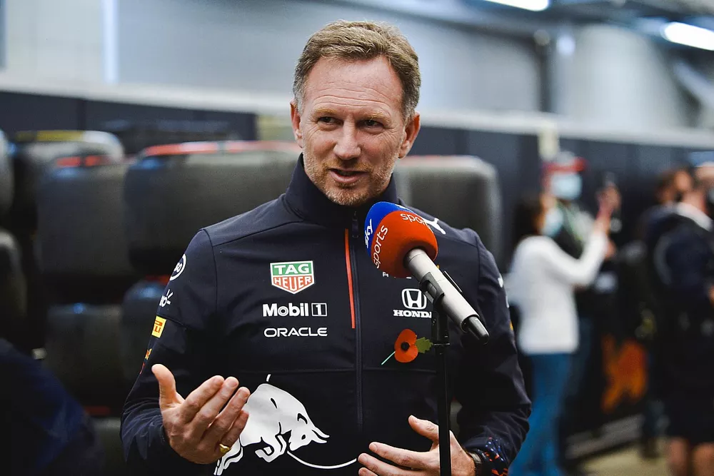 Christian Horner, director del equipo Red Bull Racing, habla con los medios de comunicaci&oacute;n