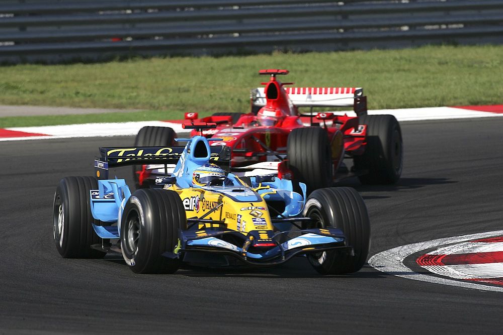 Fernando Alonso, Renault R26, 2&ordf; posici&oacute;n, lidera Michael Schumacher, Ferrari 248F1