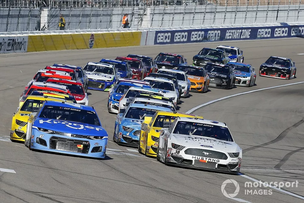 John H. Nemechek, Front Row Motorsports, Ford Mustang Berry's Bullets and Ricky Stenhouse Jr., JTG Daugherty Racing, Chevrolet Camaro Kroger restart