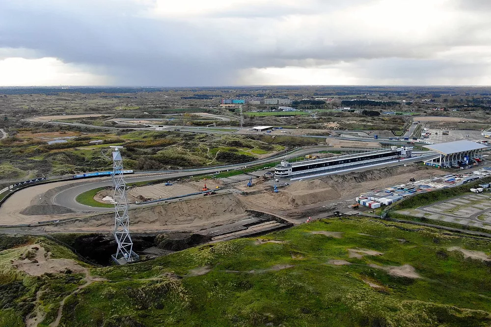 Trabajos de construcci&oacute;n en el aut&oacute;dromo de Zandvoort para el Gran Premio de Holanda