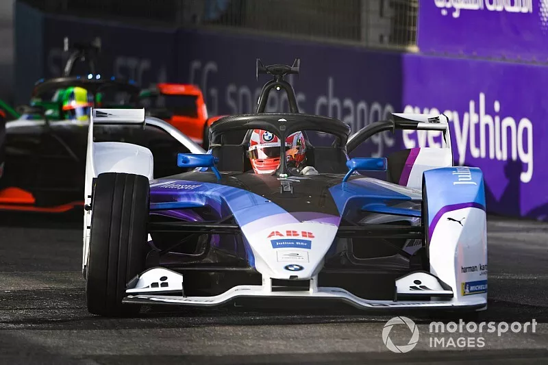 Maximilian Gunther, BMW I Andretti Motorsports, BMW iFE.20 con l'ala anteriore danneggiata