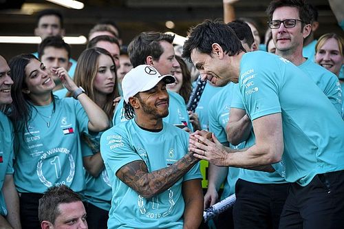 Wolff: Mercedes seguir&aacute; en F1 y negociaremos pronto con Hamilton