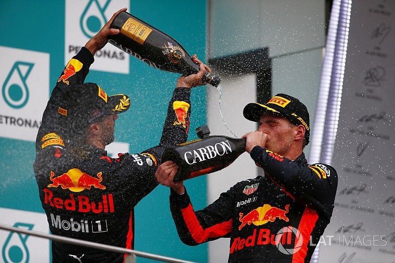 Podio: ganador, Max Verstappen, Red Bull Racing, tercero, Daniel Ricciardo, Red Bull Racing, celebra