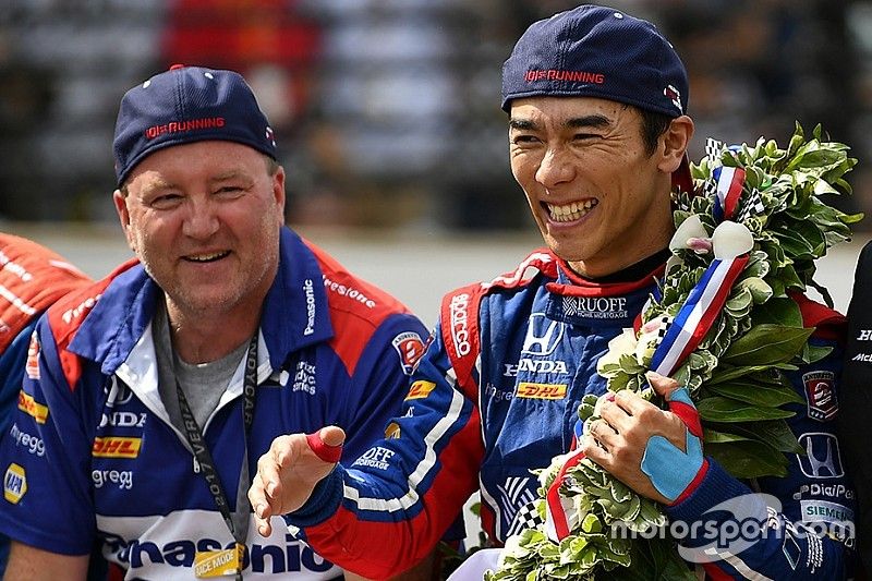 Takuma Sato, Michael Andretti, dueño de Andretti Autosport team celebra la victoria en la pista con Michael Andretti, dueño del equipo Andretti Autosport en la yarda de ladrillos