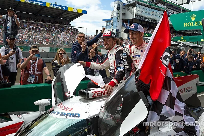 Les vainqueurs #8 Toyota Gazoo Racing Toyota TS050: S&eacute;bastien Buemi, Kazuki Nakajima, Fernando Alonso