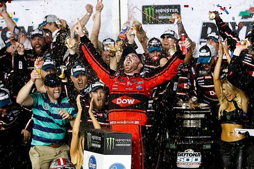 Austin Dillon obtiene emocionante triunfo en caótico final