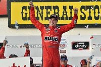 Christopher Bell se lleva una cardiaca victoria en Iowa