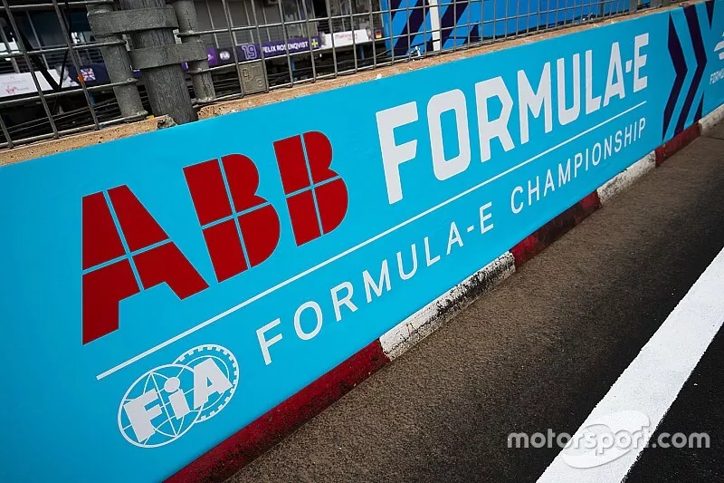 Logos de  ABB FIA F&oacute;rmula E Championship en pit lane