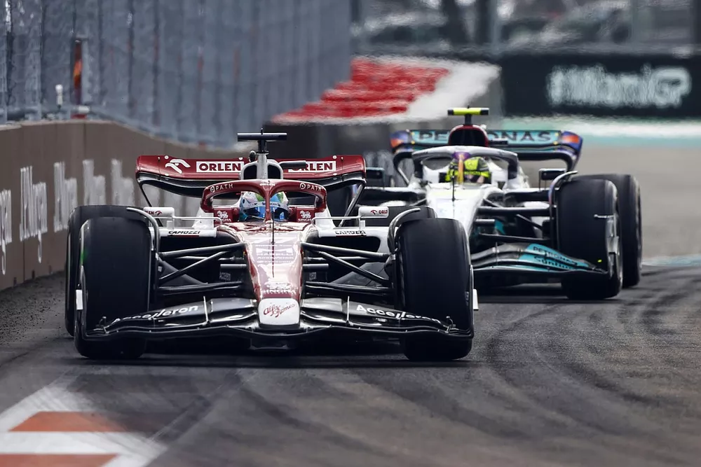 Valtteri Bottas, Alfa Romeo C42, Lewis Hamilton, Mercedes W13