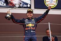 Vídeo: el piscinazo de Checo Pérez para celebrar su victoria en Mónaco