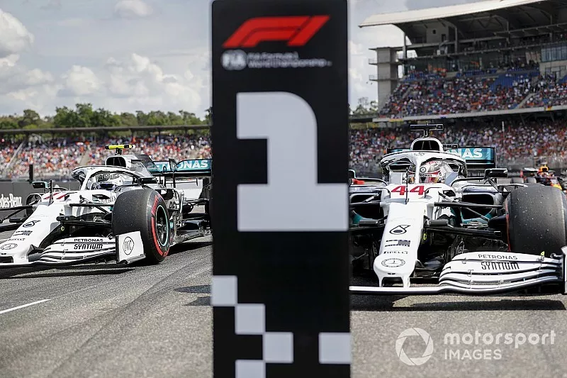Ganador de la pole Lewis Hamilton, Mercedes AMG F1, segundo Valtteri Bottas, Mercedes AMG W10 