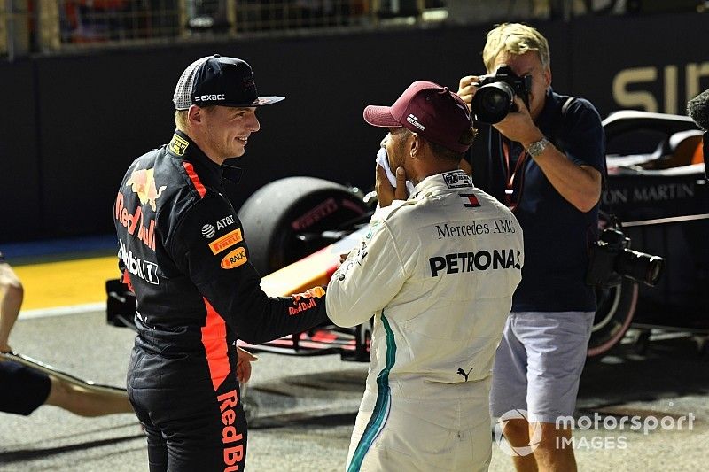 Ganador de la pole Lewis Hamilton, Mercedes AMG F1 con Max Verstappen, Red Bull Racing celebran en parc ferme 