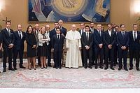El Papa Francisco recibi&oacute; a pilotos del MotoGP en el Vaticano
