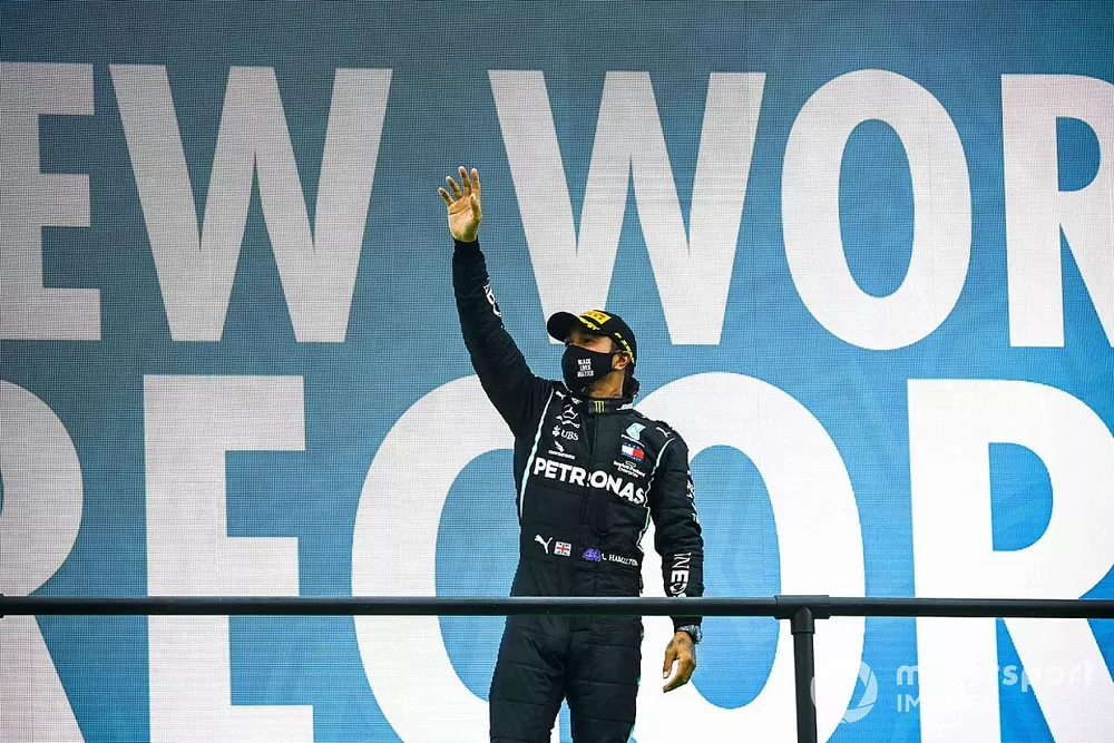 Le vainqueur Lewis Hamilton, Mercedes-AMG F1 sur le podium