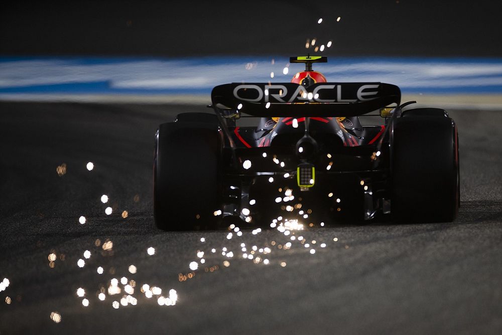 Salen chispas del coche de Sergio P&eacute;rez, Red Bull Racing RB18