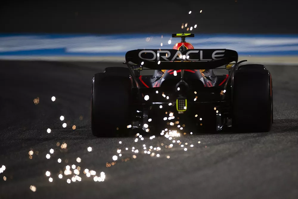 Salen chispas del coche de Sergio Pérez, Red Bull Racing RB18