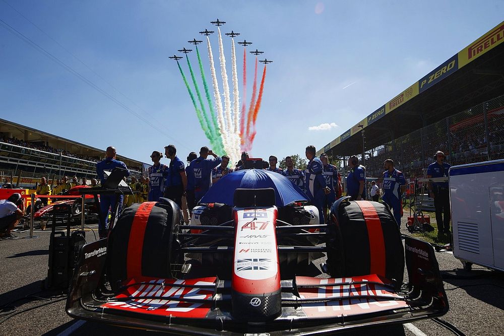El equipo de acrobacia aérea de la Fuerza Aérea Italiana, Frecce Tricolri, sobrevuela la parrilla en sus entrenadores a reacción MB339A