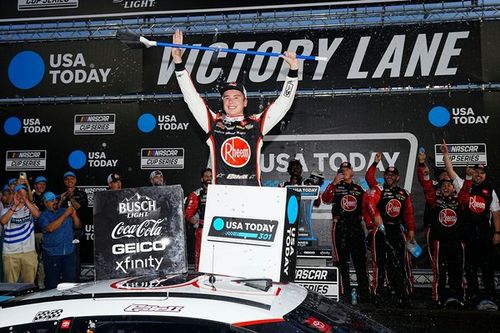 NASCAR: Bell supera chuva e rivais para vencer em New Hampshire