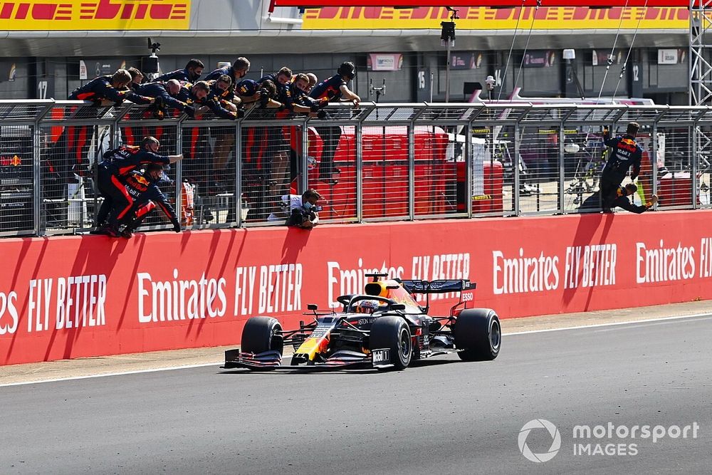 Ganador Max Verstappen, Red Bull Racing RB16 cruza la meta