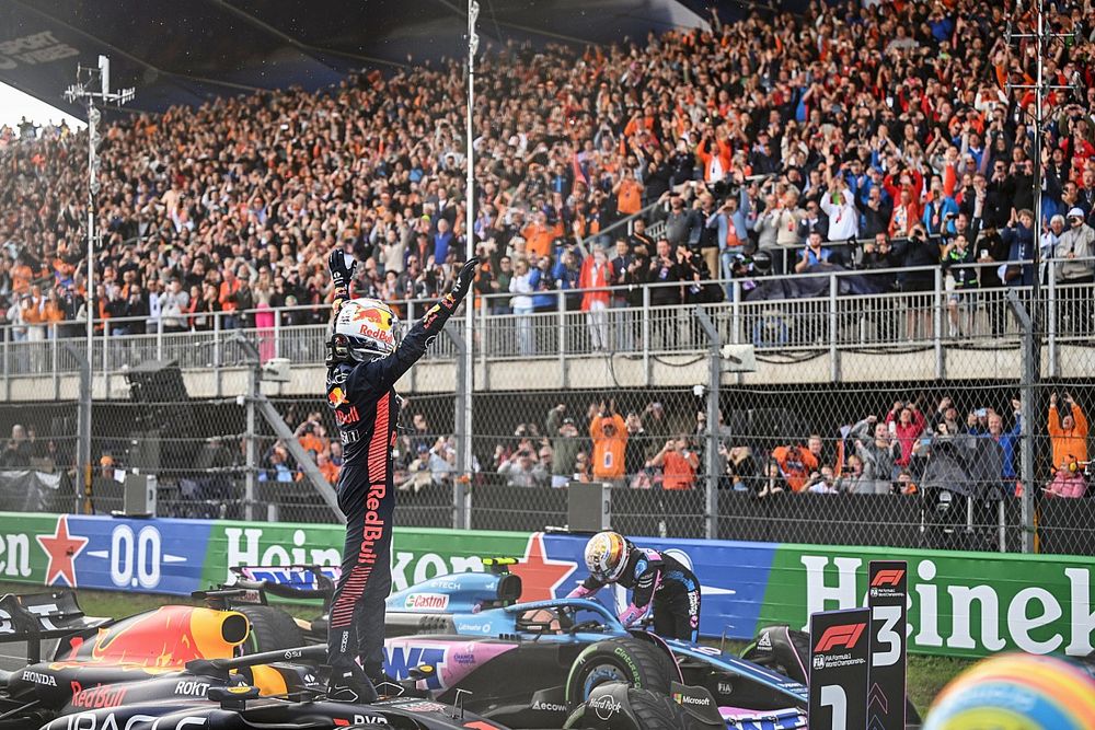 Max Verstappen, Red Bull Racing, 1ª posición, celebra su llegada al Parc Ferme