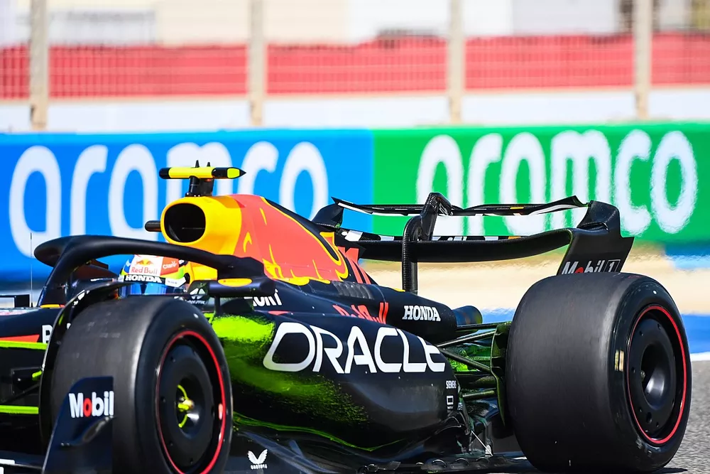 Sergio P&eacute;rez, Red Bull Racing RB19, detalle del aler&oacute;n trasero