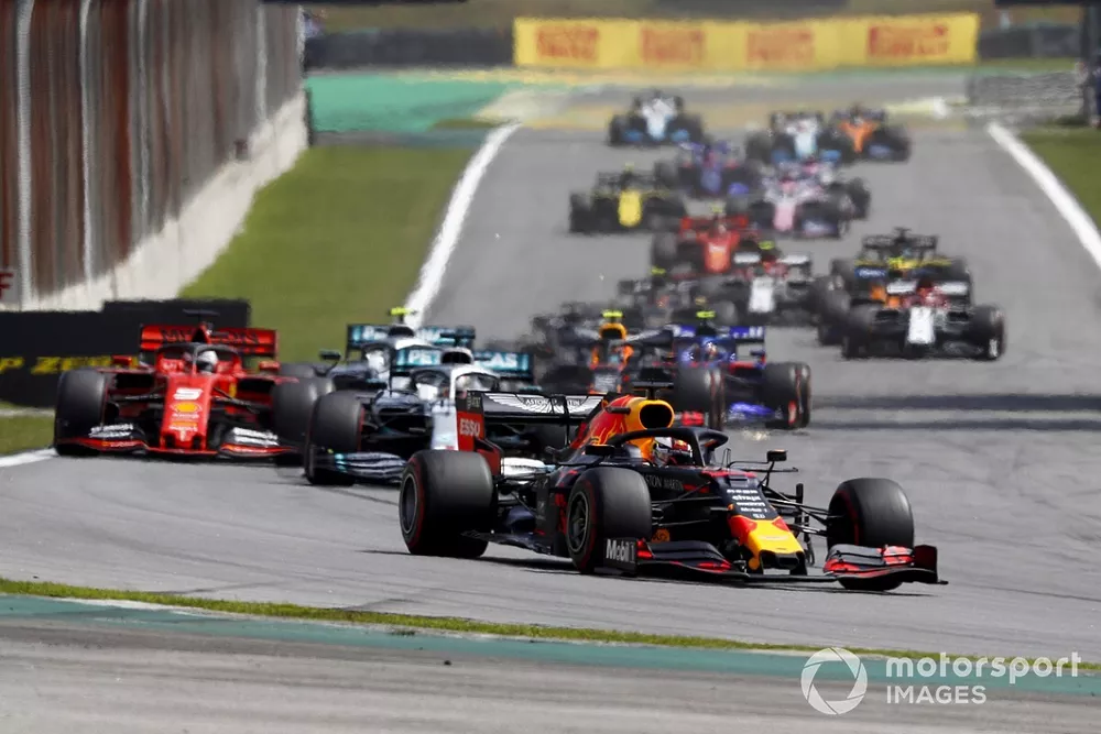Max Verstappen, Red Bull Racing RB15 devant Lewis Hamilton, Mercedes AMG F1 W10 et Sebastian Vettel, Ferrari SF90, au d&eacute;part de la course