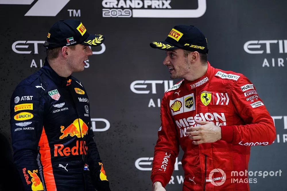 Le deuxi&egrave;me, Max Verstappen, Red Bull Racing, et le troisi&egrave;me, Charles Leclerc, Ferrari, 3rd position, parlent sur le podium