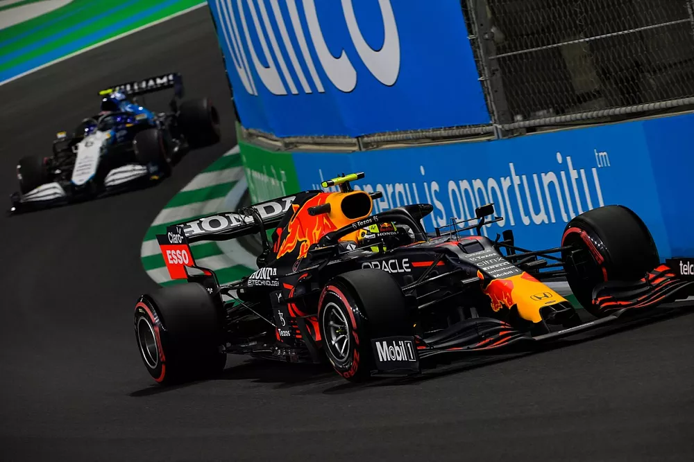 Sergio P&eacute;rez, Red Bull Racing RB16B, Nicholas Latifi, Williams FW43B